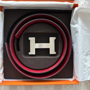 Hermes belt. Excellent condition. Never worn. Comes with original box.